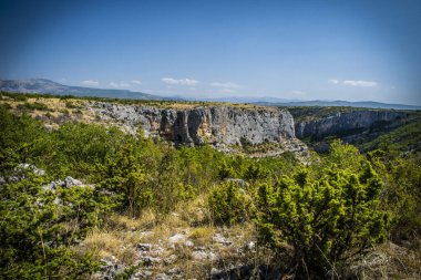 Hırvatistan 'ın güneyindeki Krka Ulusal Parkı' ndaki dağlardaki kanyon