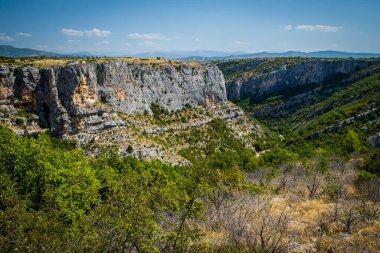 Hırvatistan 'ın güneyindeki Krka Ulusal Parkı' ndaki dağlardaki kanyon