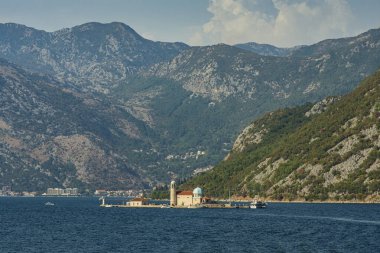 Karadağ 'daki Kotor Körfezi' nde bulunan manastırlı Aziz George Adası.