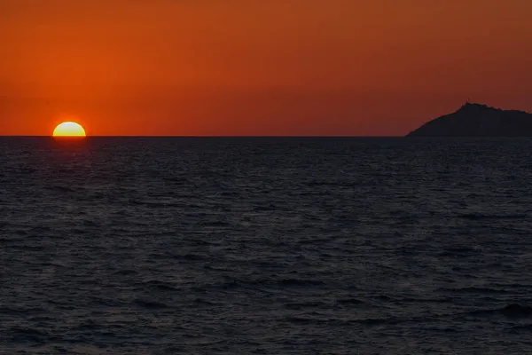 Nádherný západ slunce u Jaderského moře, Balkánský poloostrov, Černá Hora, Evropa. — Stock fotografie