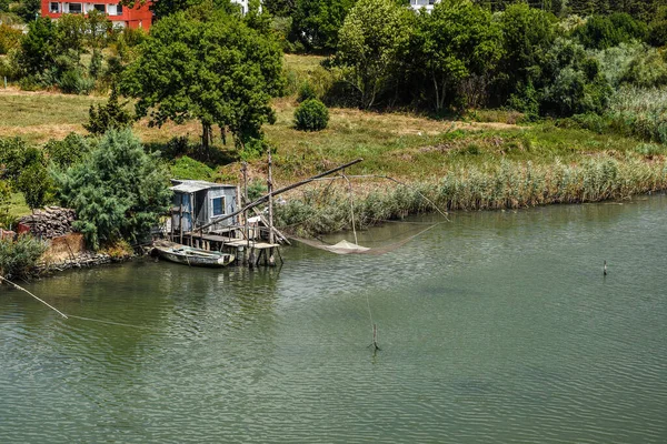 Παραδοσιακά Δίχτυα Αλιείας Παγίδα Παλαιού Ψαριού Στον Ποταμό Μπογιάνα Στο — Φωτογραφία Αρχείου