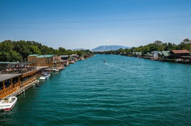ADA BOIANA, MONTENEGR, Bojana River geleneksel deniz ürünleri restoranları ile popüler bir turizm merkezidir.
