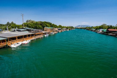 ADA BOIANA, MONTENEGR, Bojana River geleneksel deniz ürünleri restoranları ile popüler bir turizm merkezidir.