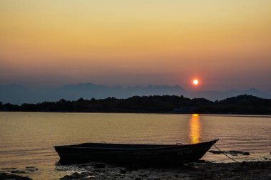 Karadağ, Balkanlar 'da Skadar Gölü' nde Günbatımı.