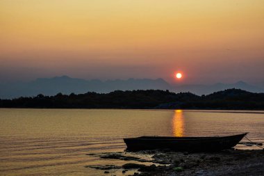 Karadağ, Balkanlar 'da Skadar Gölü' nde Günbatımı.