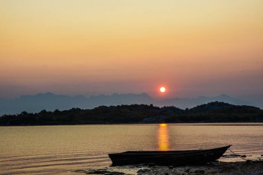 Karadağ, Balkanlar 'da Skadar Gölü' nde Günbatımı.