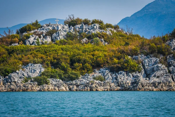 Karadağ 'ın Skadar gölündeki Beska Adası' ndaki Ortodoks manastırı Beska.
