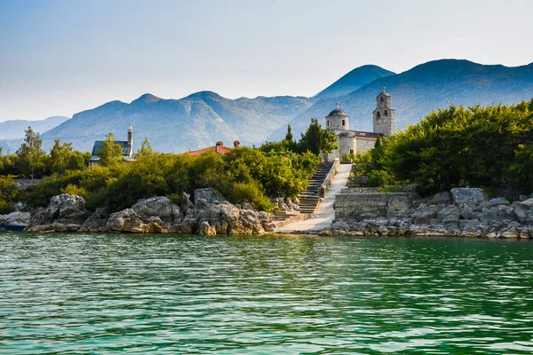Karadağ 'ın Skadar gölündeki Beska Adası' ndaki Ortodoks manastırı Beska.