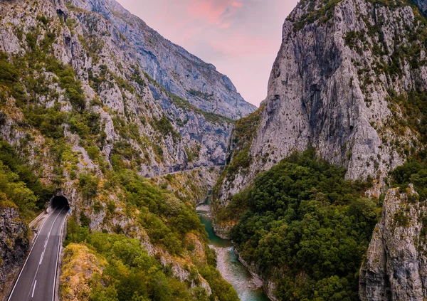 Deep Canyon Moraca in Montenegro — Stockfoto