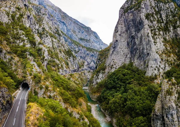 Deep Canyon Moraca in Montenegro — Stockfoto