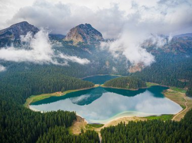 Karadağ 'ın Durmitor parkında dağ manzaralı Kara Göl (Crno Jezero)