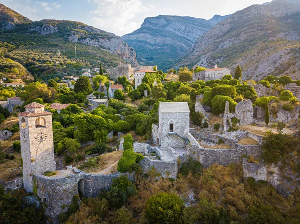 Stari Bar - Adriyatik kıyısındaki yıkık ortaçağ kenti, Karadağ 'daki Unesco Dünya Mirasları Alanı.