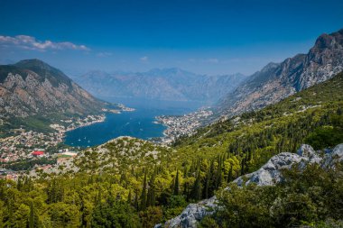 Kotor Körfezi, Boka Kotorska, Karadağ 'daki Lovcen ulusal parkından Adriyatik Denizi Körfezi manzarası.