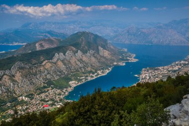 Kotor Körfezi, Boka Kotorska, Karadağ 'daki Lovcen ulusal parkından Adriyatik Denizi Körfezi manzarası.