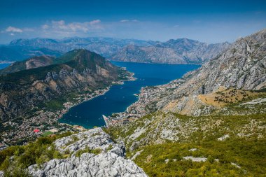 Kotor Körfezi, Boka Kotorska, Karadağ 'daki Lovcen ulusal parkından Adriyatik Denizi Körfezi manzarası.