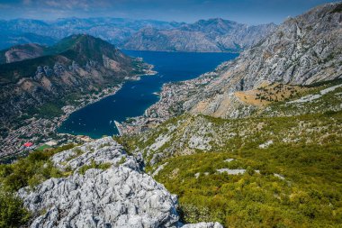 Kotor Körfezi, Boka Kotorska, Karadağ 'daki Lovcen ulusal parkından Adriyatik Denizi Körfezi manzarası.