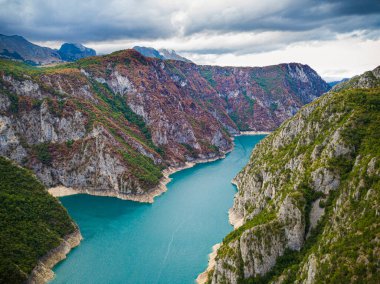 Piva Gölü 'nün manzarası, dağların arasında. Göl Karadağ 'ın tatlı su rezervlerinden oluşan yapay bir su deposu..