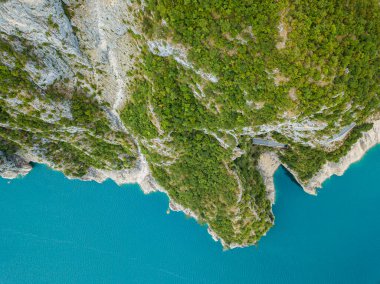 Piva Gölü 'nün manzarası, dağların arasında. Göl Karadağ 'ın tatlı su rezervlerinden oluşan yapay bir su deposu..