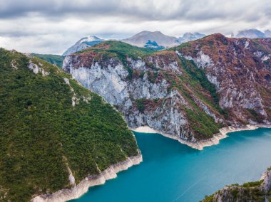 Piva Gölü 'nün manzarası, dağların arasında. Göl Karadağ 'ın tatlı su rezervlerinden oluşan yapay bir su deposu..