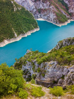 Piva Gölü 'nün manzarası, dağların arasında. Göl Karadağ 'ın tatlı su rezervlerinden oluşan yapay bir su deposu..