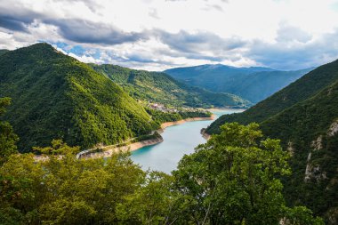 Piva Gölü 'nün manzarası, dağların arasında. Göl Karadağ 'ın tatlı su rezervlerinden oluşan yapay bir su deposu..