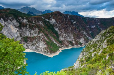 Piva Gölü 'nün manzarası, dağların arasında. Göl, Karadağ 'da suni bir tatlı su deposu haline geldi..