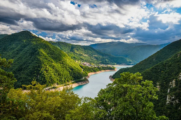 Vista sobre o lago Piva, localizado entre as montanhas. O lago é um reservatório artificial de água doce em Montenegro. — Fotografia de Stock