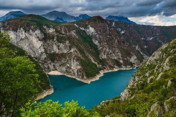 Вид на озеро Піва, розташоване між горами. Озеро є штучним водосховищем прісної води в Чорногорії.. — стокове фото