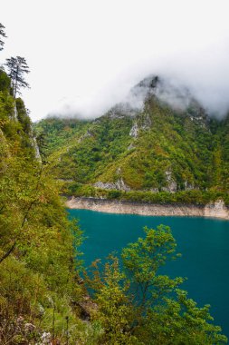 Piva Gölü 'nün manzarası, dağların arasında. Göl, Karadağ 'da suni bir tatlı su deposu haline geldi..