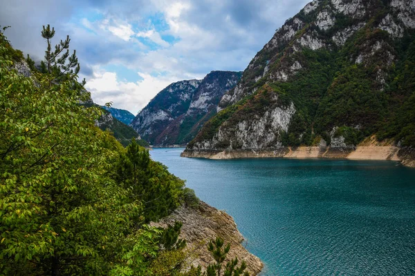 Piva Gölü 'nün manzarası, dağların arasında. Göl, Karadağ 'da suni bir tatlı su deposu haline geldi..