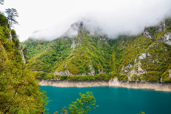 Piva Gölü 'nün manzarası, dağların arasında. Göl, Karadağ 'da suni bir tatlı su deposu haline geldi..