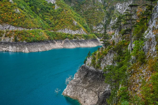 Vista sul lago Piva, situato tra le montagne. Il lago è un serbatoio artificiale di acqua dolce in Montenegro. — Foto Stock
