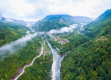 Piva nehri, Karadağ ve Bosna-Hersek sınırındaki Durmitor Milli Parkı 'nda Tara nehrine kavuştu