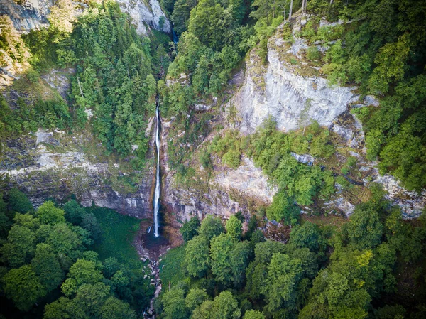 Sutjeska国家公园中的秘鲁热带雨林瀑布Skakavac — 图库照片
