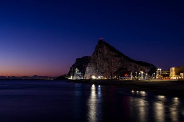 Gece boyunca Akdeniz 'deki Cebelitarık kayasına bakın La Linea de la Concepcion' dan.