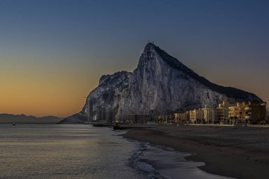 Gündoğumunda Akdeniz 'deki Cebelitarık kayasına bakın..