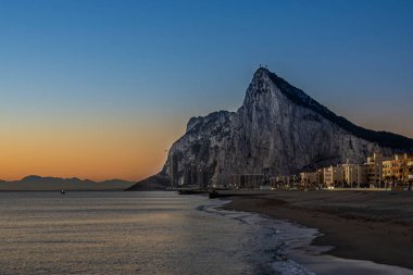 Gündoğumunda Akdeniz 'deki Cebelitarık kayasına bakın..