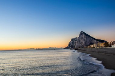 Gündoğumunda Akdeniz 'deki Cebelitarık kayasına bakın..