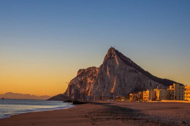 Gündoğumunda Akdeniz 'deki Cebelitarık kayasına bakın..