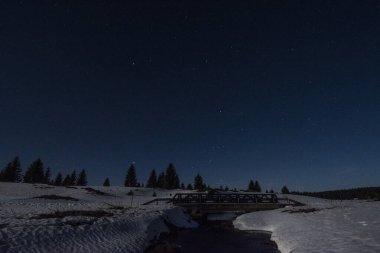 Çek Cumhuriyeti 'nde Krusne Dağları soğuk bir kış gecesinde.