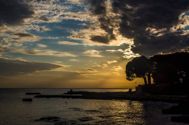 Umag, Hırvatistan ve Avrupa 'da denizin üzerinde güzel bir günbatımı.
