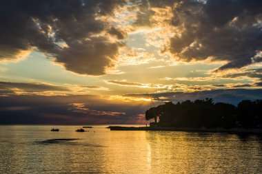 Umag, Hırvatistan ve Avrupa 'da denizin üzerinde güzel bir günbatımı.