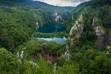 Plitvice Lakes Ulusal Parkı Hırvatistan ve Avrupa 'da turkuaz mavi ve yeşil sularla renklendirilmiş manzara.