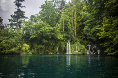 Plitvice Lakes Ulusal Parkı Hırvatistan ve Avrupa 'da turkuaz mavi ve yeşil sularla renklendirilmiş manzara.
