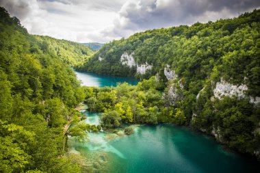 Plitvice Lakes Ulusal Parkı Hırvatistan ve Avrupa 'da turkuaz mavi ve yeşil sularla renklendirilmiş manzara.