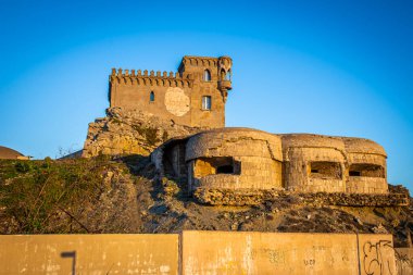 Tarifa, İspanya 'daki eski kale - Akdeniz ve Atlantik Okyanusu' nun buluşma noktası.