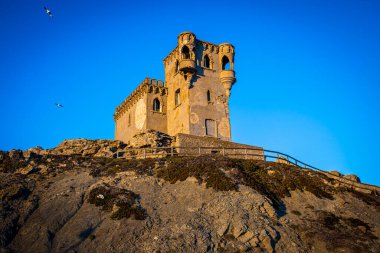 Tarifa, İspanya 'daki eski kale - Akdeniz ve Atlantik Okyanusu' nun buluşma noktası.