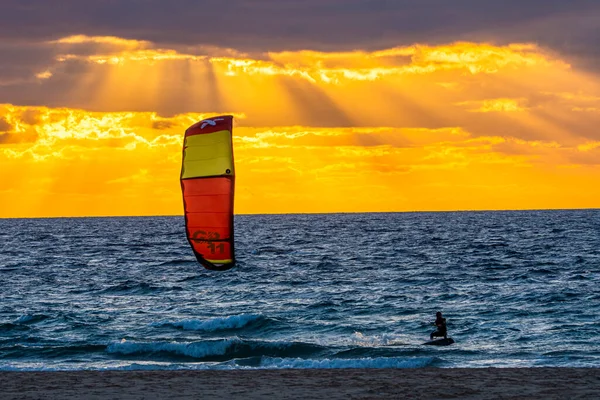 Man Die Kitesurfen Beoefent Komeet Aan Het Herstellen Een Zonsondergang — Stockfoto