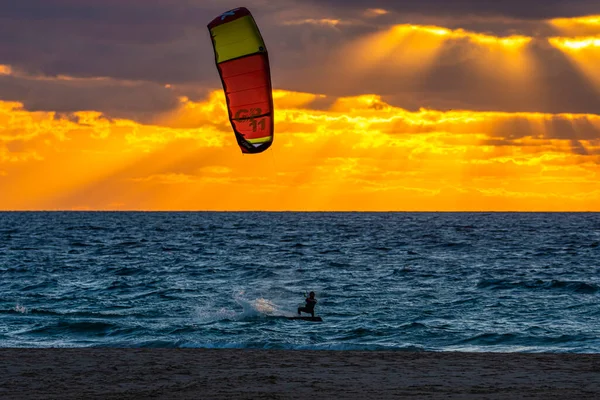 Man Die Kitesurfen Beoefent Komeet Aan Het Herstellen Een Zonsondergang — Stockfoto