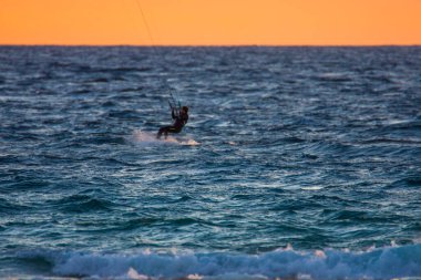 Uçurtma sörfü yapan adam Tarife 'de kuyrukluyıldızı gün batımında kurtarıyor..
